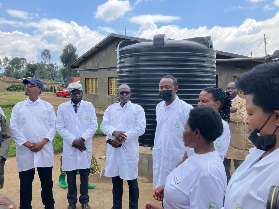 Visite de suivi du projet AFeHo Mukamira : un pas de plus vers l’autonomisation des femmes